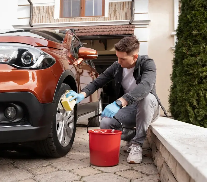 Lavage auto à domicile Lesneven : professionnel intervenant sur un véhicule